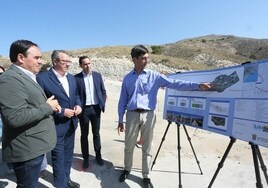 El presidente de la Diputación de Alicante, Toni Pérez, y el alcalde de Finestrat, Juan Francisco Pérez Llorca, en la visita a las obras.