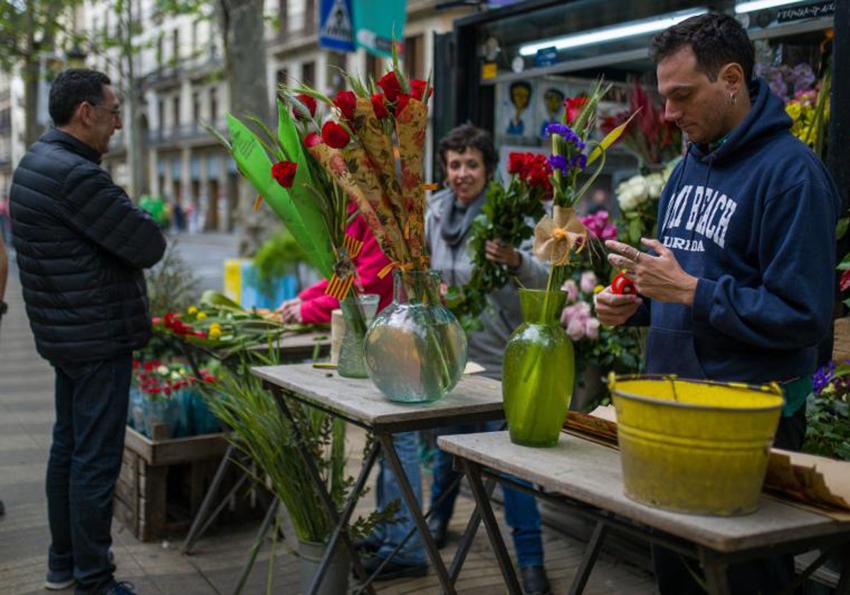 Un vendedor en un puesto de flores durante la celebración del Día Internacional del Libro