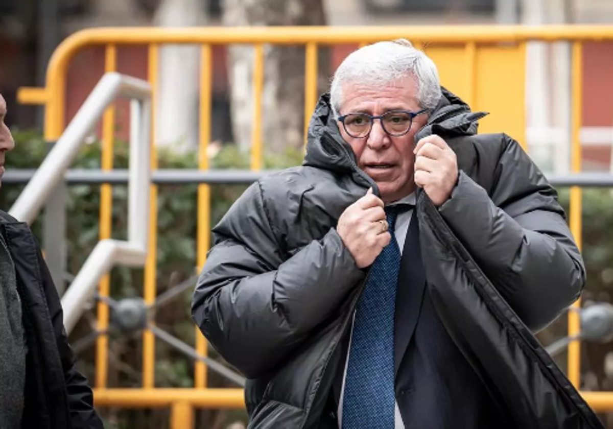 El comisario Carlos Salamanca a su salida del juicio