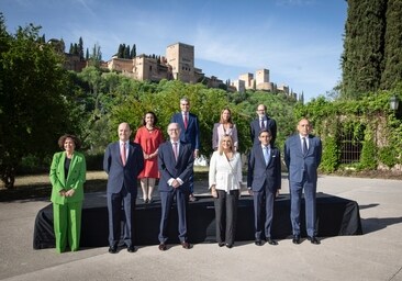 La alcaldesa de Granada, en el centro, y algunos de los patronos de la Fundación, con la Alhambra al fondo