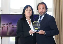 El teniente de alcalde de Turismo, Daniel García-Ibarrola, recibe el premio de la revista