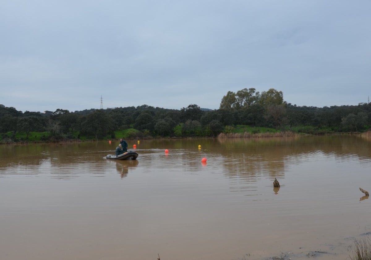 Una zodiac de la Guardia Civil recorre el lago del campo de maniobras de Cerro Muriano