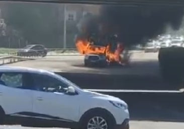 Un camión en llamas circula sin conductor por el centro de Madrid