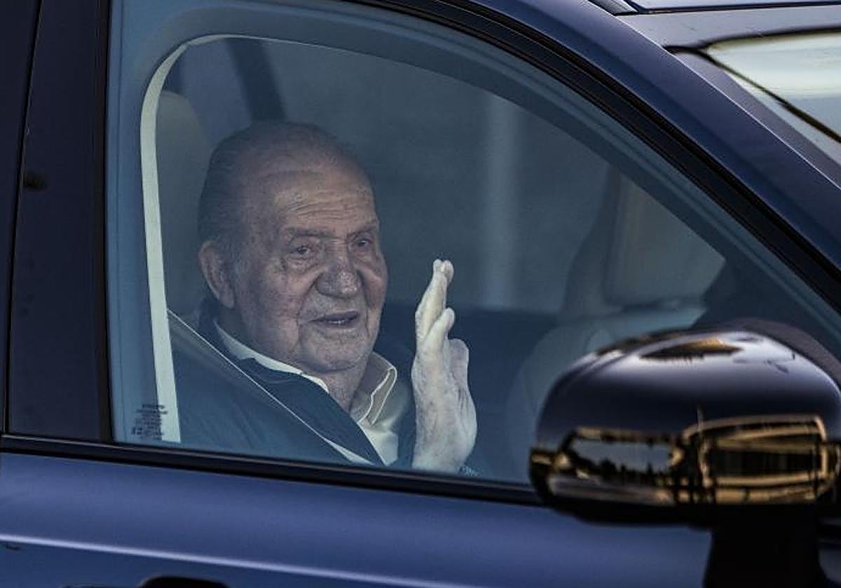 El Rey Juan Carlos saluda a su llegada este miércoles a España
