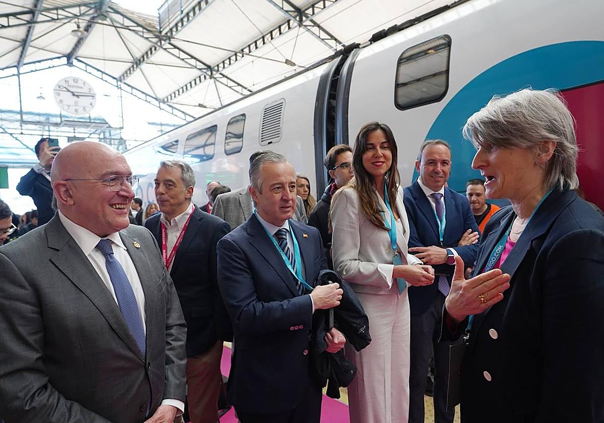 El alcalde de Valladolid Jesús Julio Carnero y la directora general de la compañía, Hélène Valenzuela en la puesta en servicio de la línea de Alta Velocidad entre Madrid-Valladolid operada por Ouigo