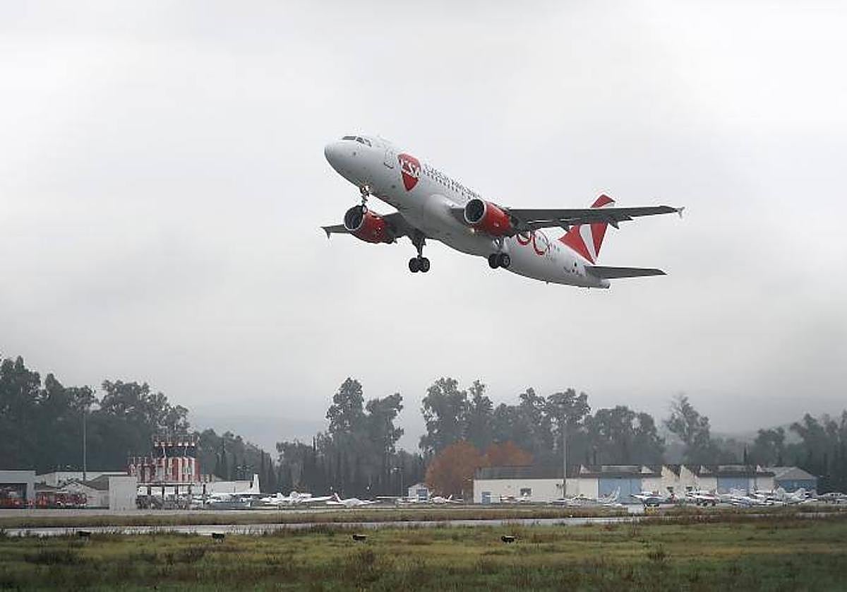 Avión despegando desde el aeropuerto de Córdoba