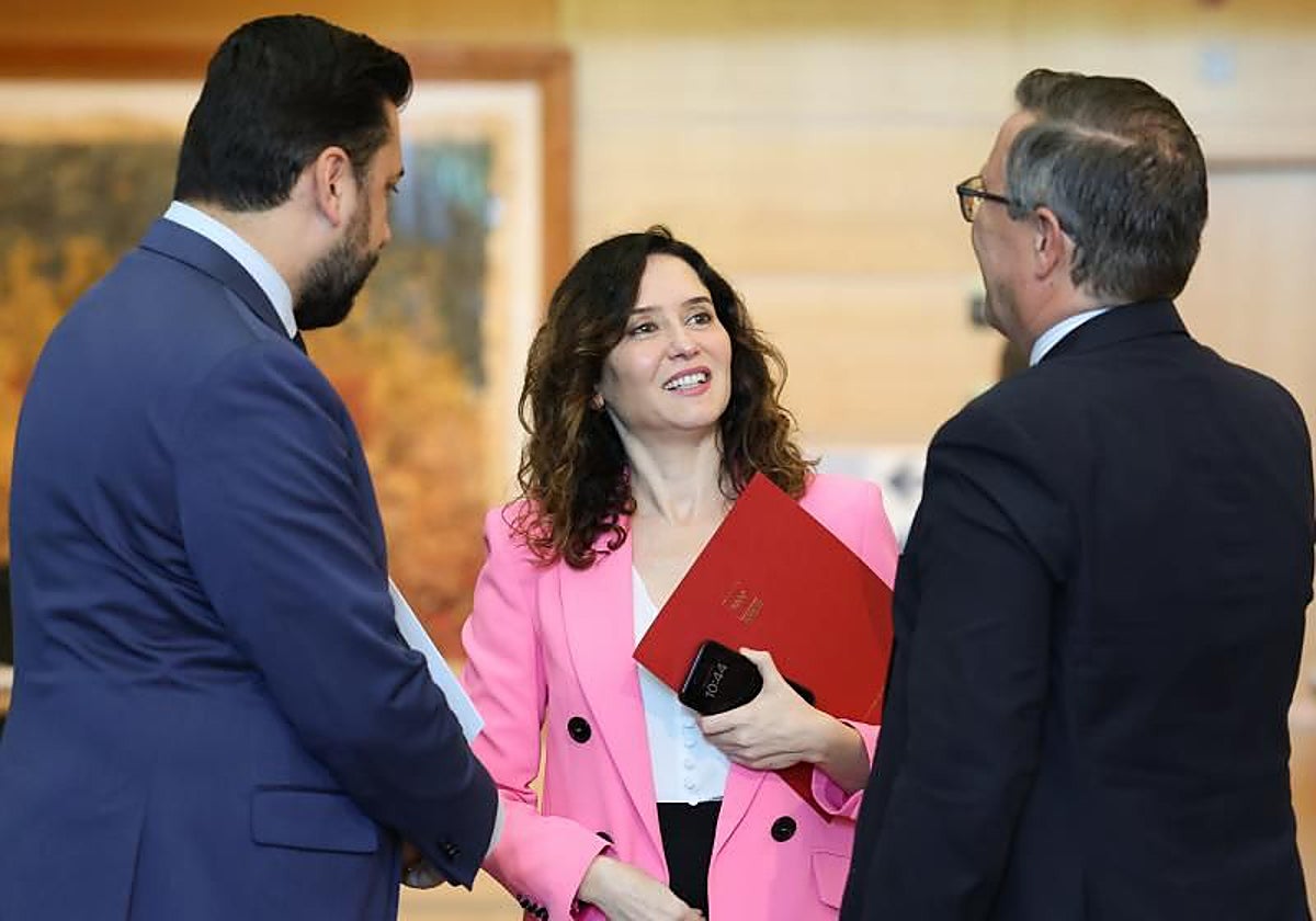 Isabel Dïaz Ayuso, junto a Carlos Díaz-Pache y Alfonso Serrano