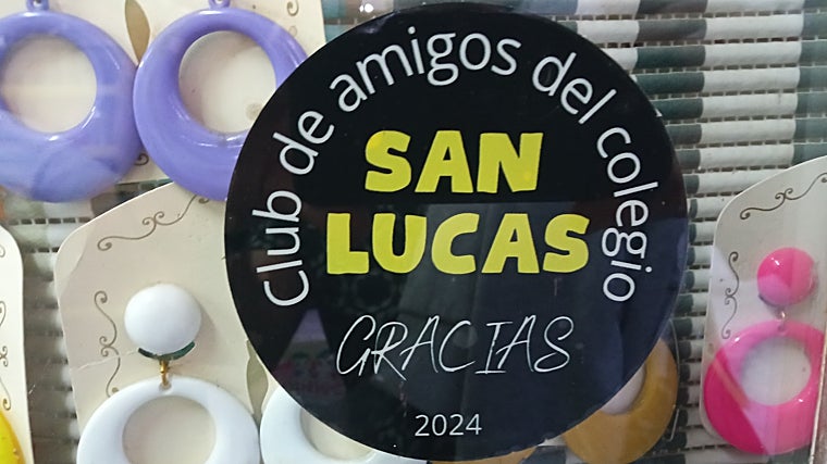 Pegatina en uno de los establecimientos comerciales de Toledo que se han adherido a esta iniciativa