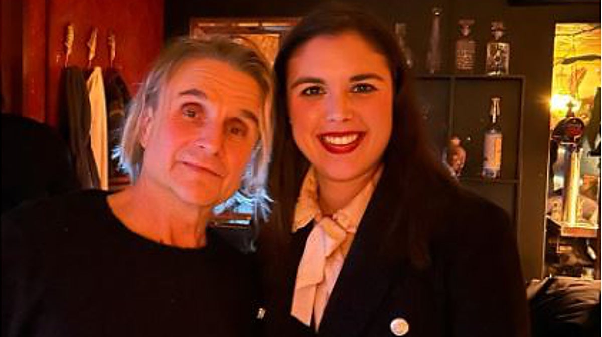 Nacho Cano y la concejal de Cultura de Alicante, Nayma Beldjilali.