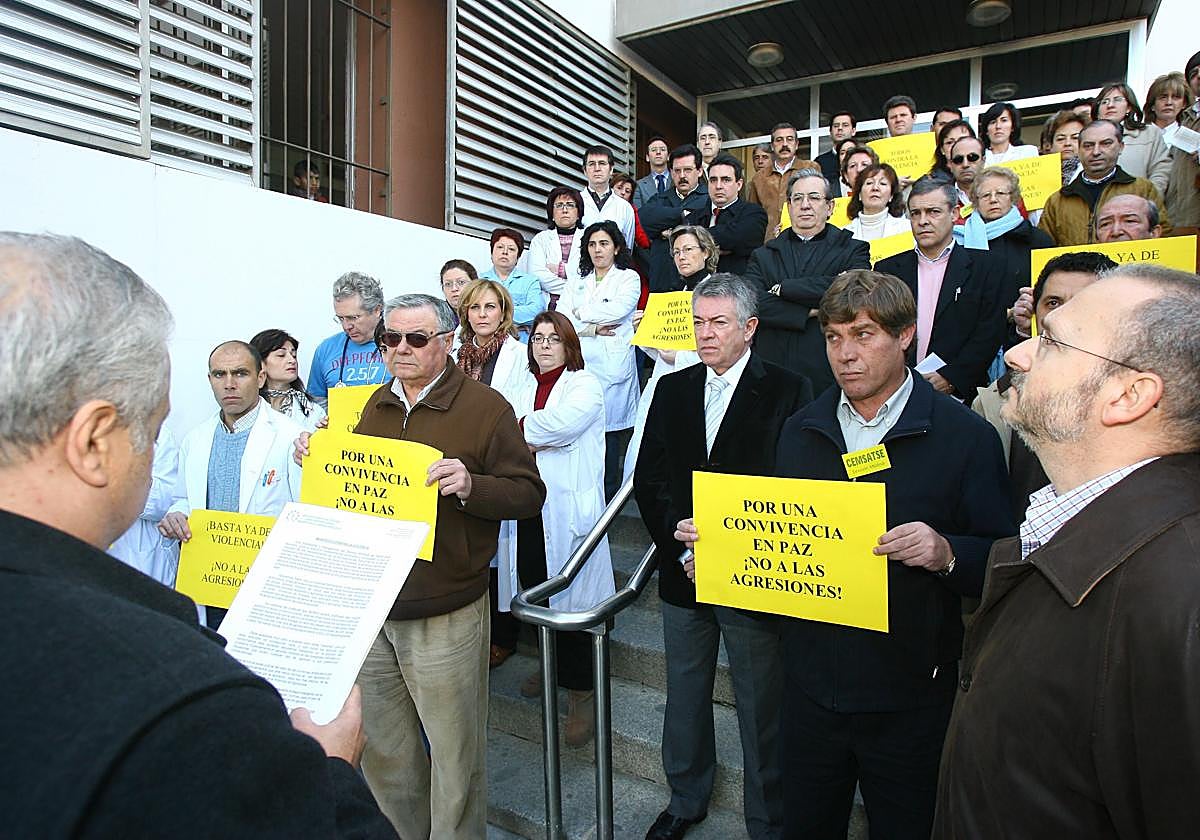 Una concentración en el centro de salud del Sector Sur contra las agresiones a profesionales