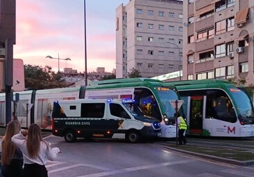 Una furgoneta de la Guardia Civil choca con un vagón del Metro en el centro de Granada