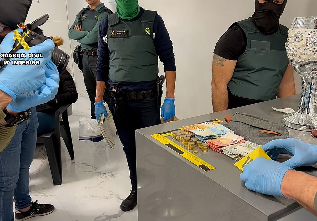 Algunos de los objetos intervenidos por la Guardia Civil en casa de los detenidos