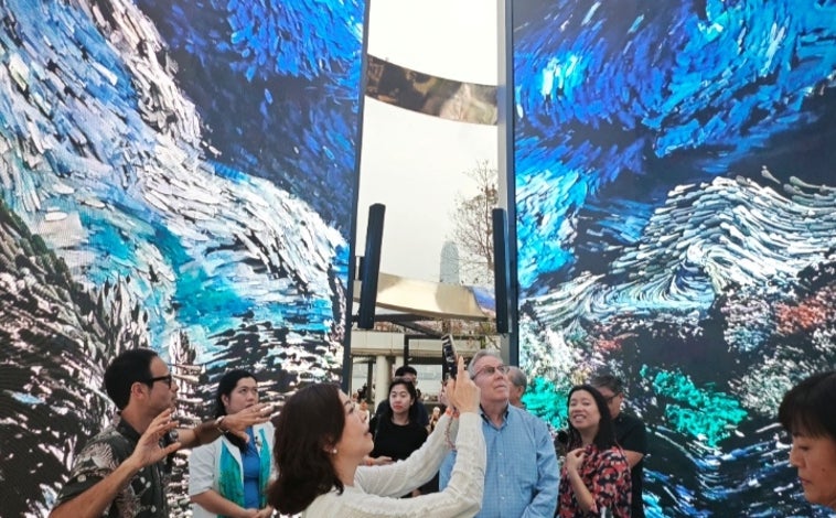 Imagen principal - ''' '' El artista explica su creación y se fotografía delante de la pieza