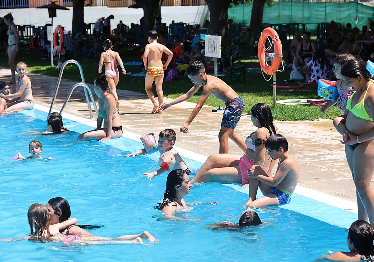 Los más pequeños disfrutan de las instalaciones de la piscina municipal de La Fuensanta