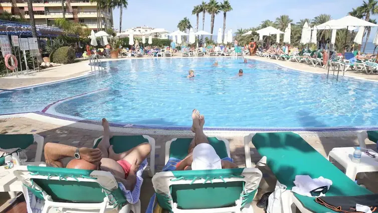Estepona, el primer municipio de la Costa del Sol que permitirá llenar las piscinas este verano