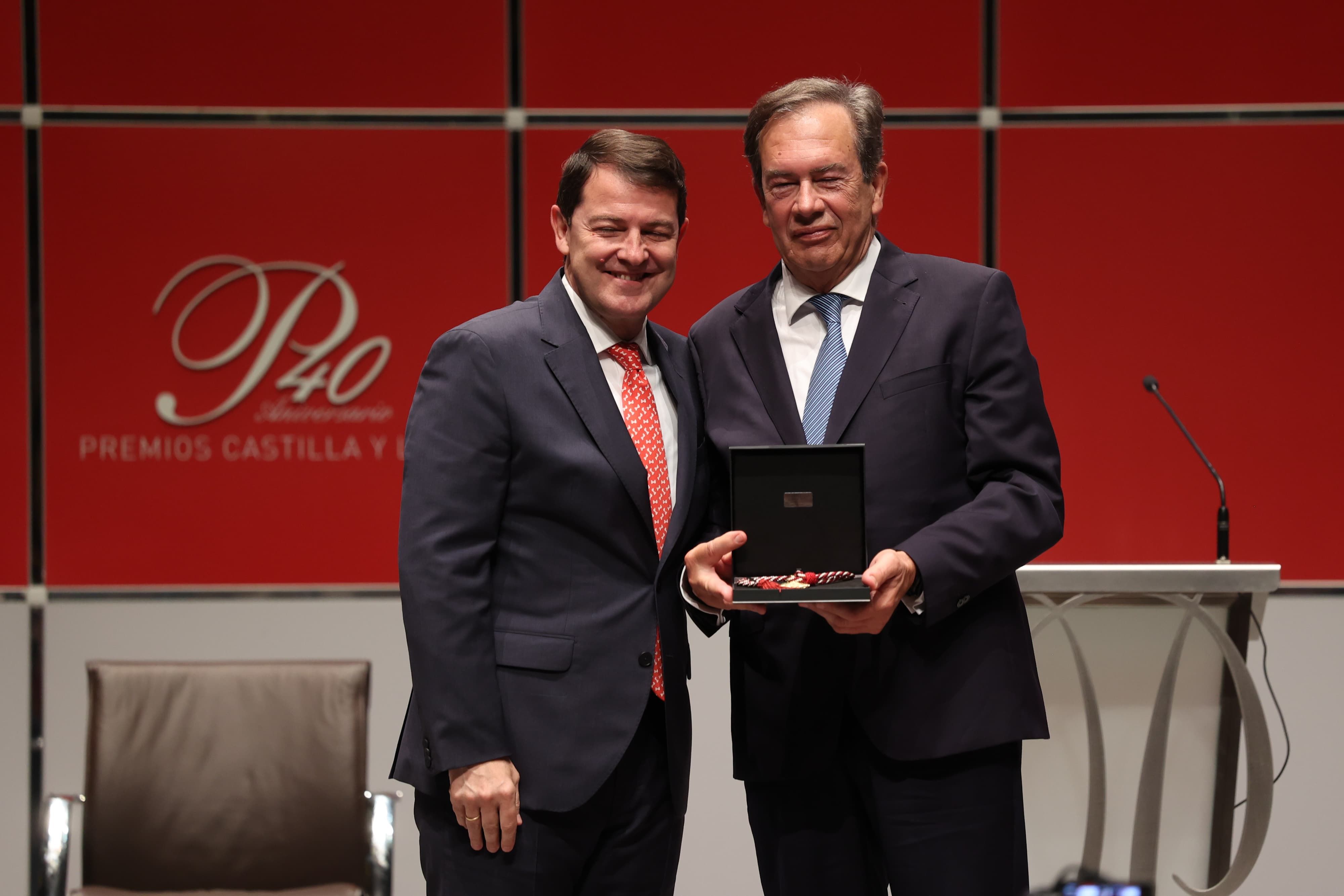 El presidente de la Junta Alfonso Fernández Mañueco junto al director del Museo en Museo Art Nouveau y Art Déco. Casa Lis Pedro Pérez Castro