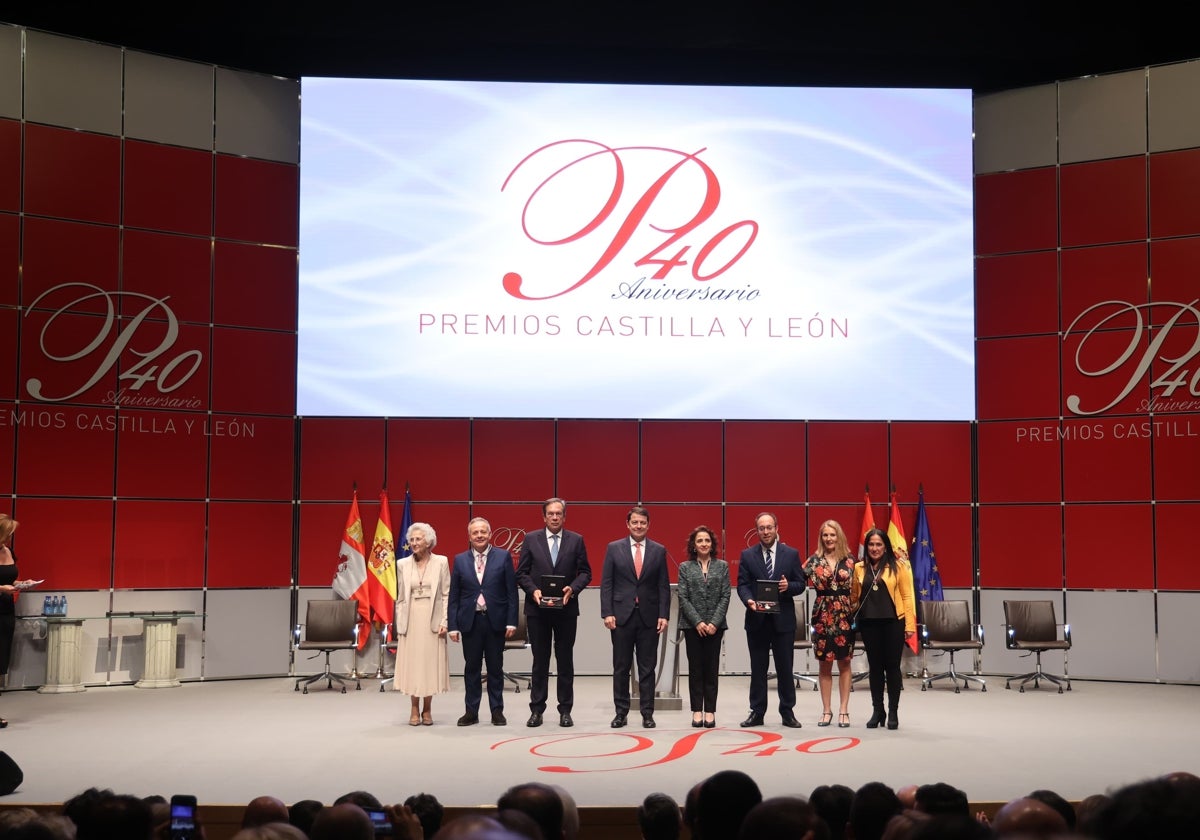 El presidente de la Junta, Alfonso Fernández Mañueco, con los galardonados con los Premios Castilla y León