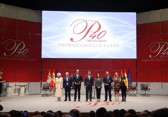 El presidente de la Junta, Alfonso Fernández Mañueco, con los galardonados con los Premios Castilla y León