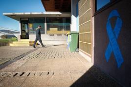 Un hombre camina junto a la fábrica de Alcoa, a 24 de enero de 2024, en San Cibrao, Lugo