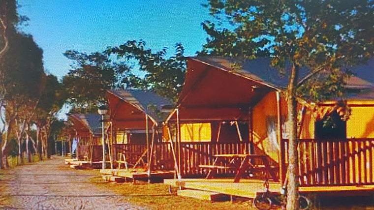 Prototipo de tienda prefabricada de madera que se instalaría en el camping