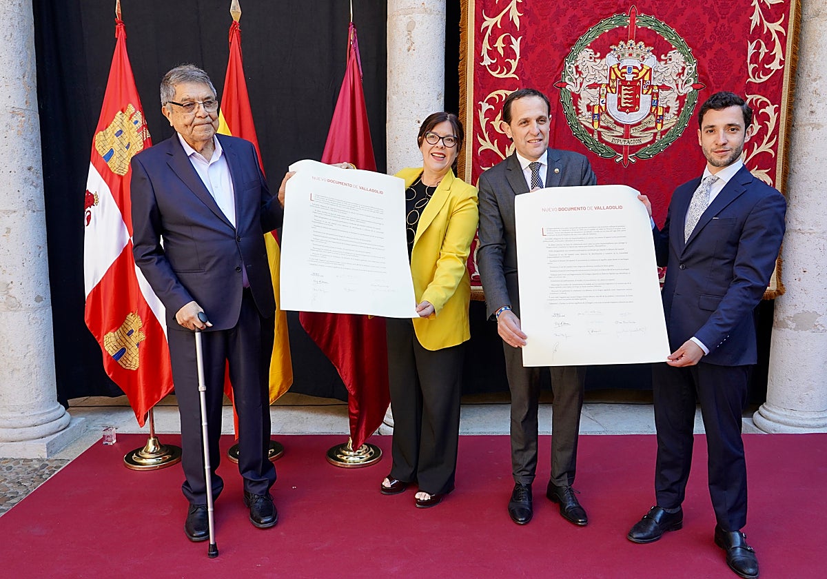 El presidente de la Diputación de Valladolid, Conrado Íscar, el presidente de Fundación Godofredo Garabito Gregorio, Guillermo Garabito, el premio Cervantes Sergio Ramírez y Paula Cadenas, hija del premio Cervantes Rafael Cadenas, presentan el nuevo Documento de Valladolid, en el 30 aniversario de su firma