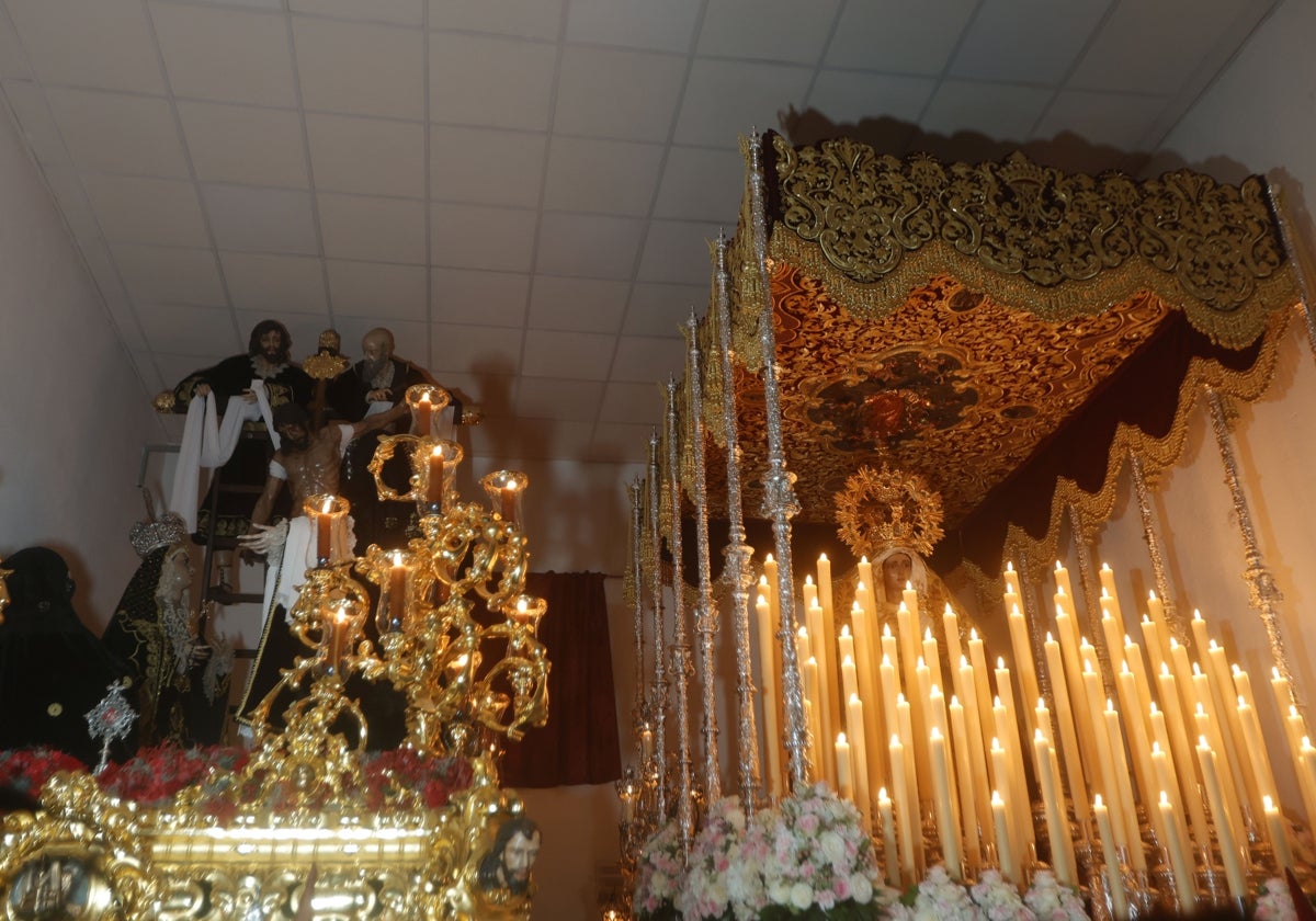 El palio de Nuestra Señora del Buen Fin, a la derecha, el pasado Viernes Santo