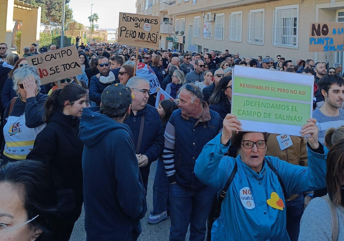Afectados y vecinos de San Miguel de Salinas durante una manifestación contra la planta solar, en una imagen difundida por el Ayuntamiento.