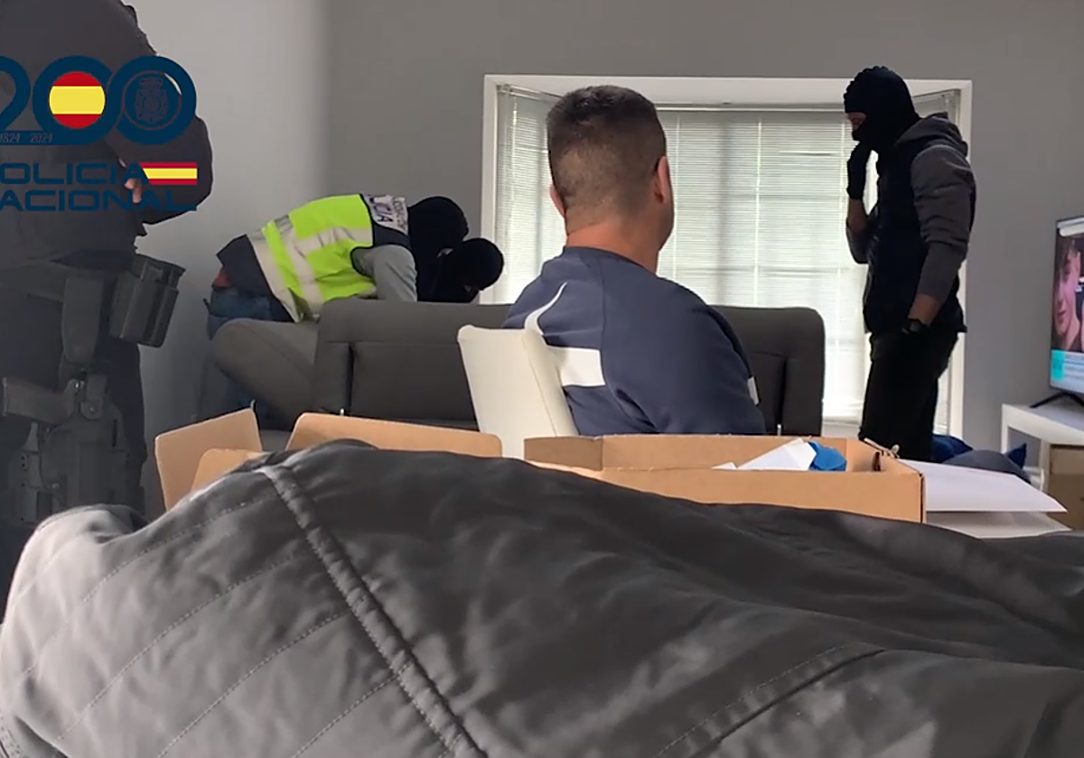 Imágenes del registro y de la operación policial