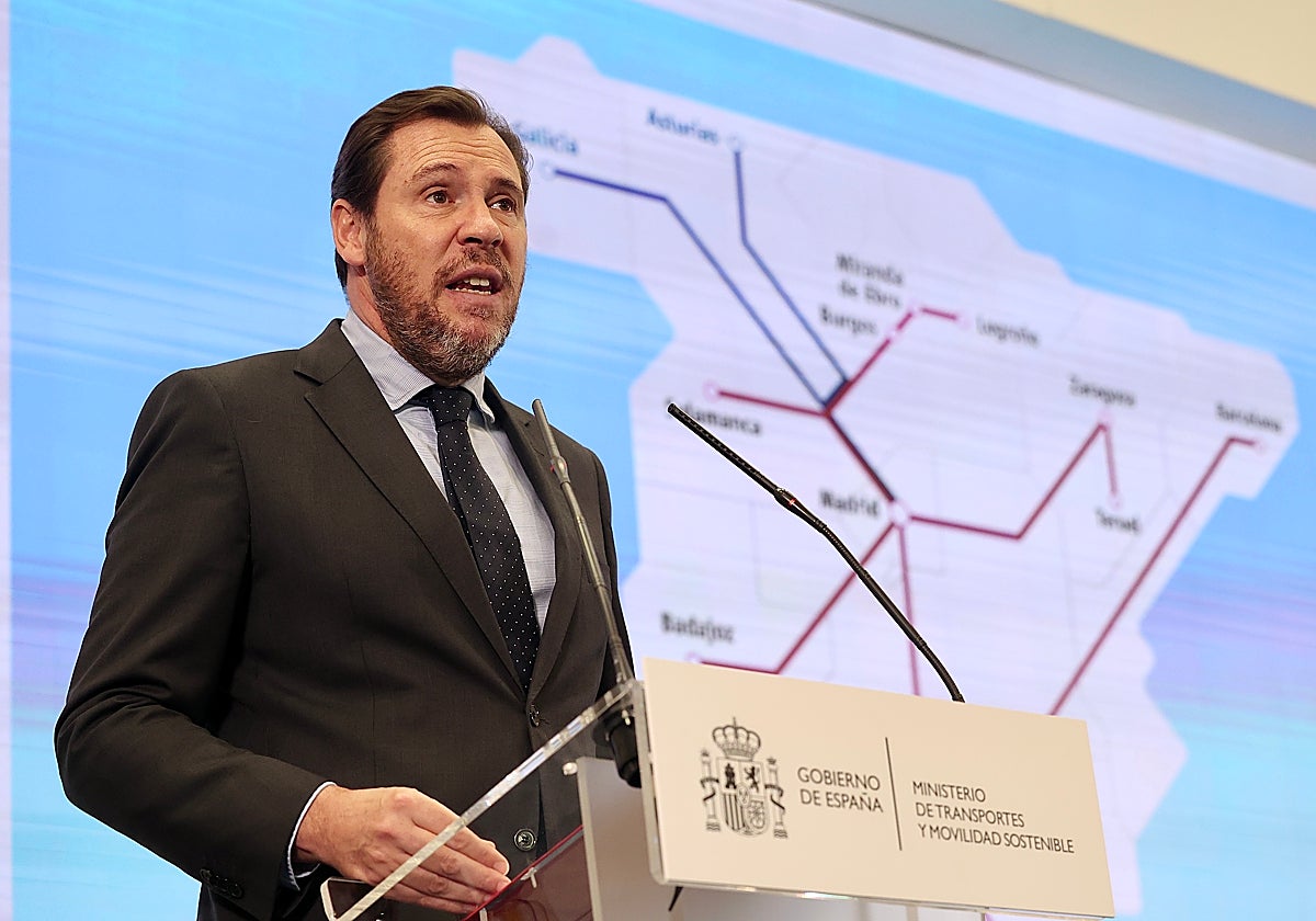El ministro de Transportes, Óscar Puente, en la rueda de prensa en la que ha anunciado la cuarta frecuencia entre Salamanca y Madrid