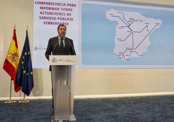 El ministro de Transportes, Óscar Puente, en su comparecencia de este viernes en Madrid para informar sobre la redistribución de trenes en España