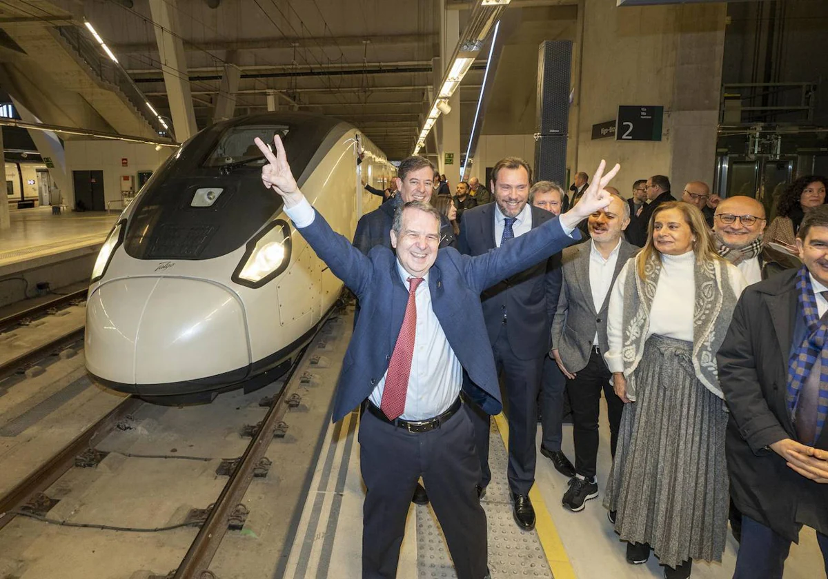 El alcalde de Vigo, el socialista Abel Caballero, celebra junto a Puente la llegada del nuevo tren S-106 en pruebas a la ciudad el pasado enero