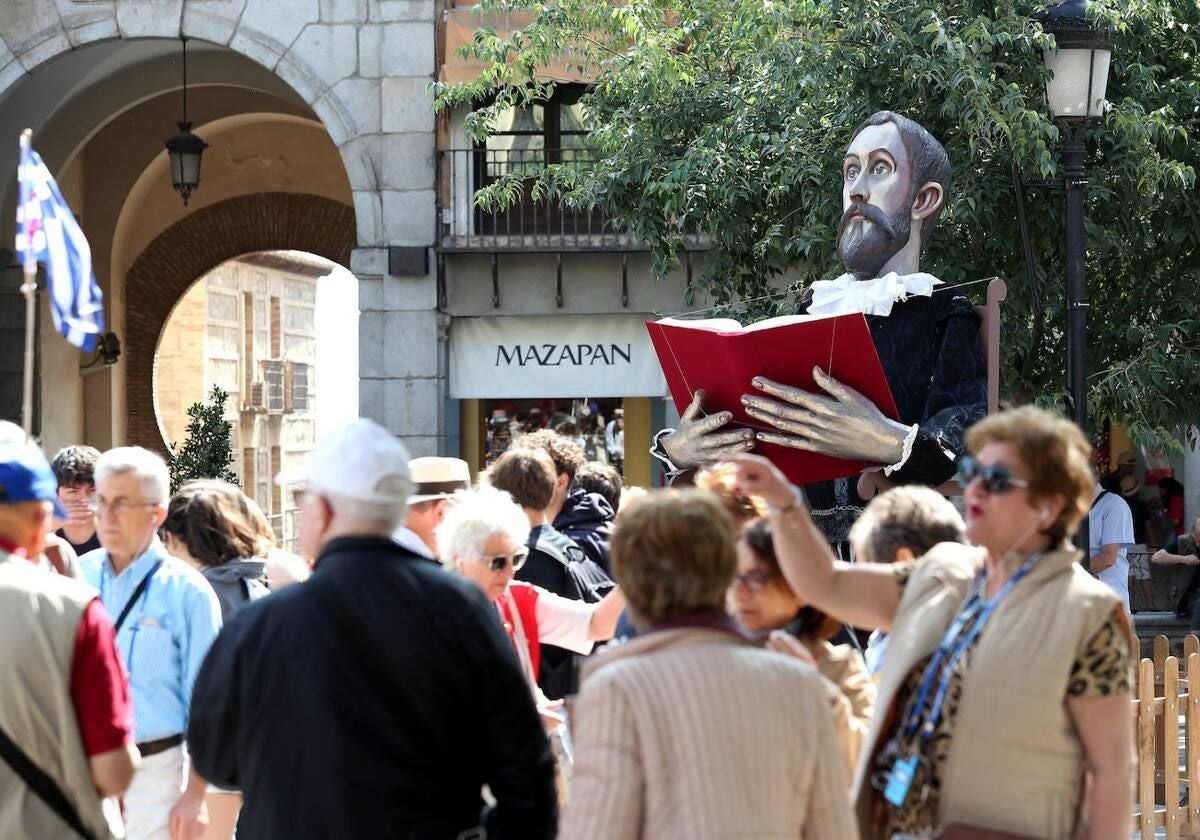 Imagen de archivo de la Feria del Libro celebrada en la plaza de Zocodover, presidida por Cervantes