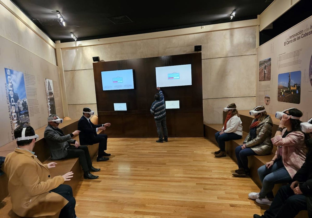 Visitantes con las gafas de realidad virtual durante el recorrido por el Cerro de las Cabezas