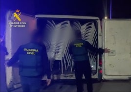 Vuelven a detenerlos con una furgoneta cargada hasta arriba de sillas robadas en terrazas