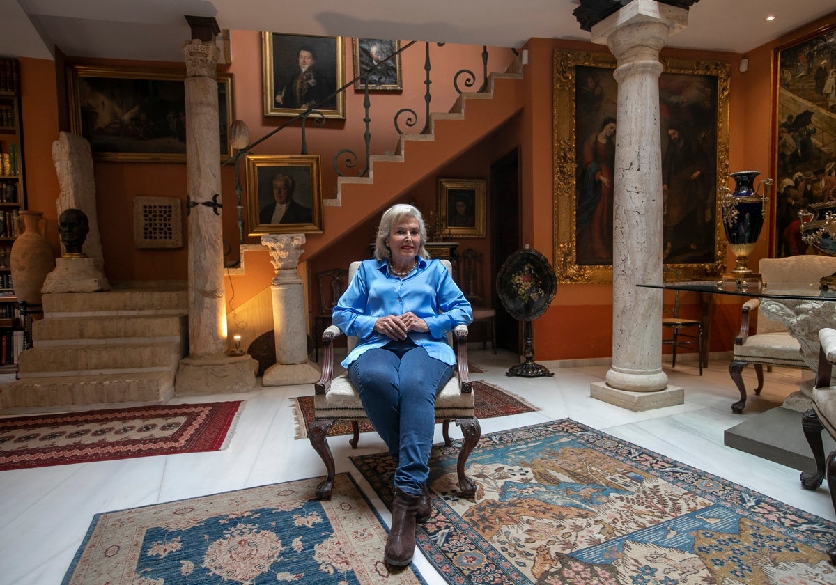 La exdirectora de los Museos Municipales, rodeada de obras de arte