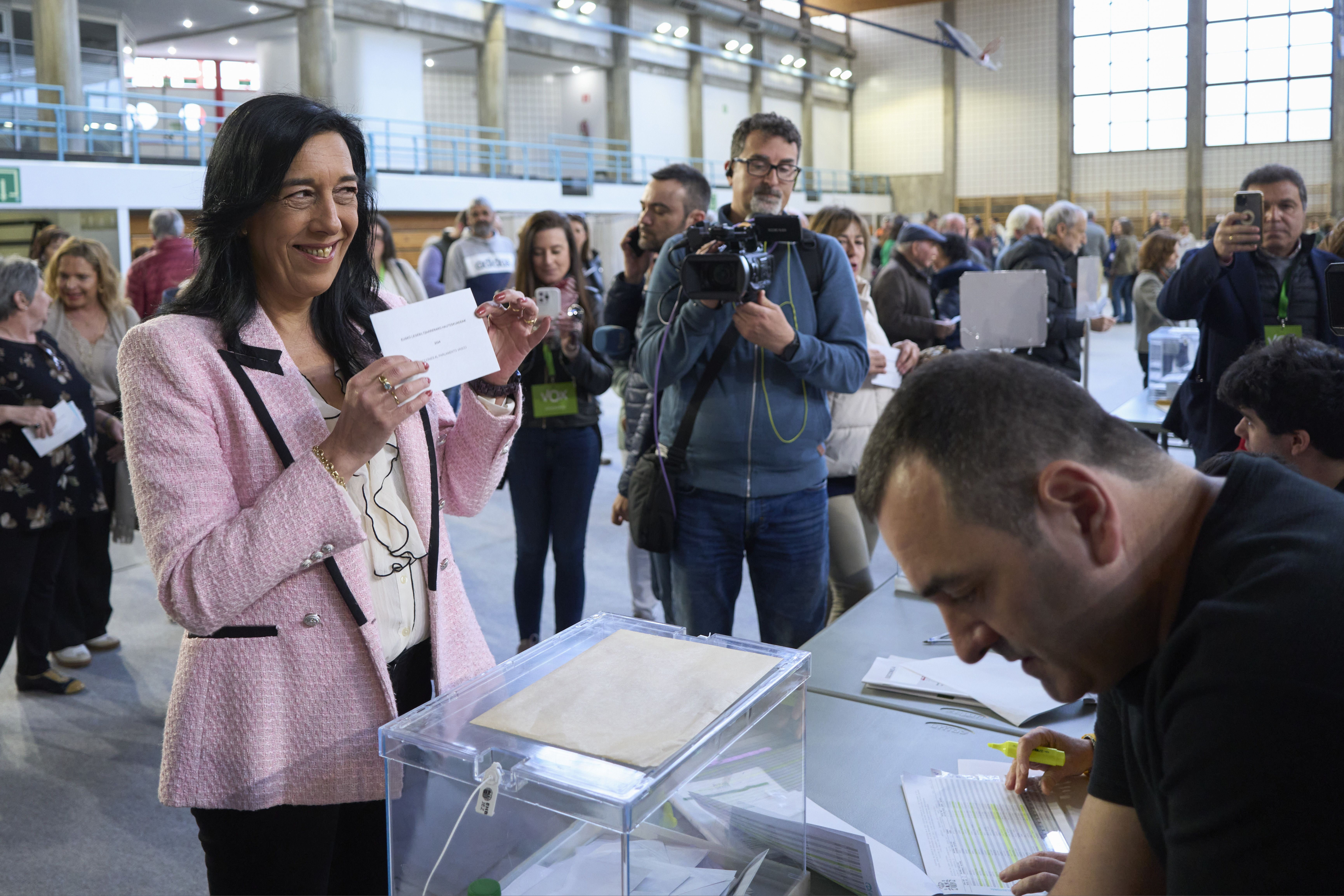La candidata a Lehendakari del partido VOX, Amaia Martínez, ejerce su derecho al voto en el centro cívico de Iparralde, en Vitoria-Gasteiz