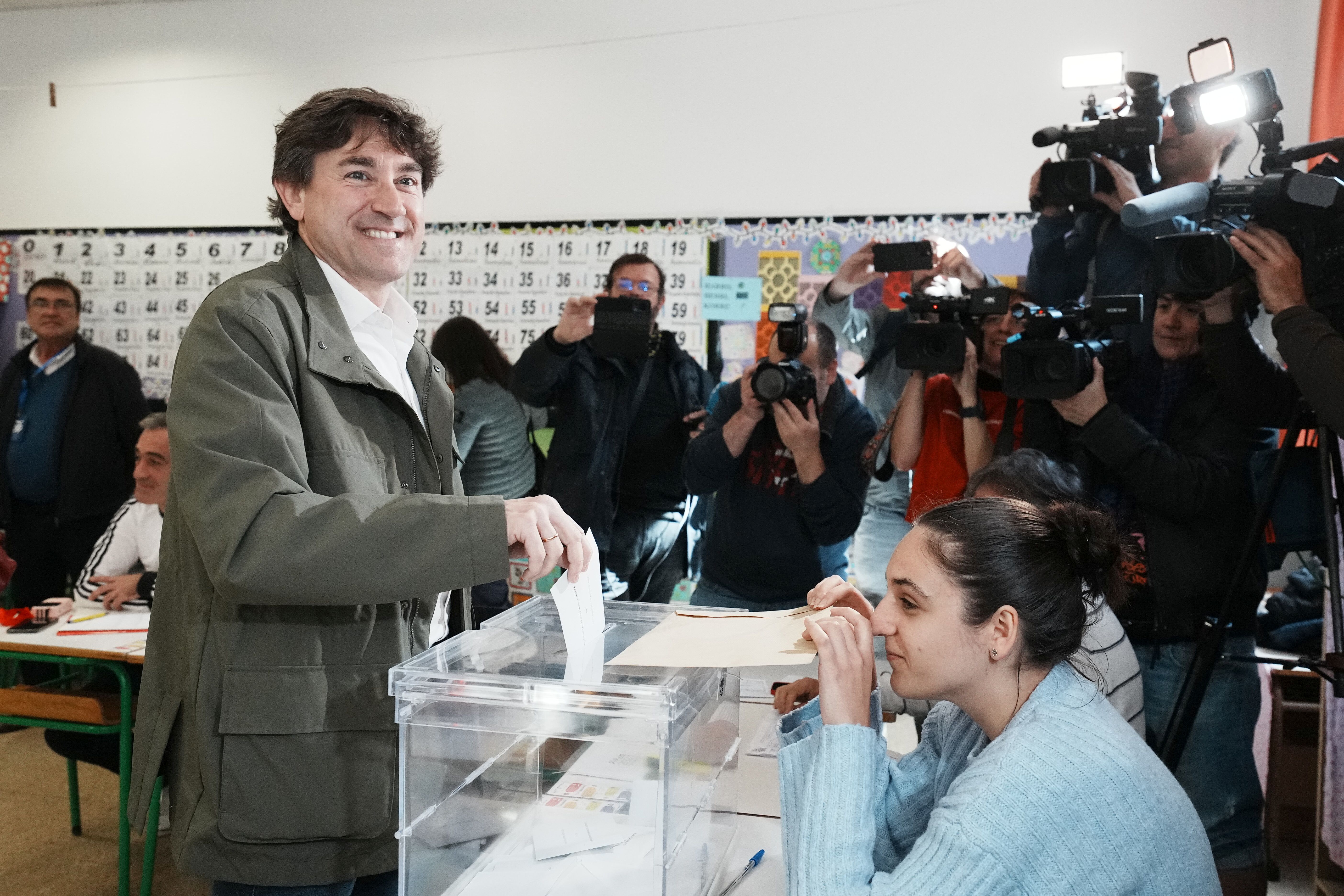 Eneko Andueza, secretario general del PSE-EE y candidato del partido a lendakari , ejerce su derecho a voto en el C.E.I.P. Maestro Zubeldia, de Portugalete