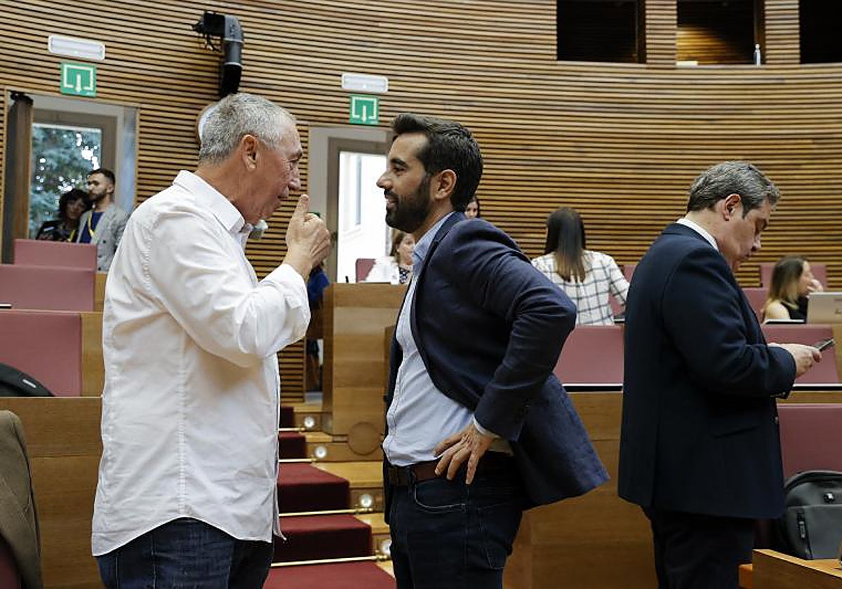 Los portavoces parlamentarios de Compromís, Joan Baldoví, y del PSPV-PSOE, José Muñoz, en las Cortes Valencianas.