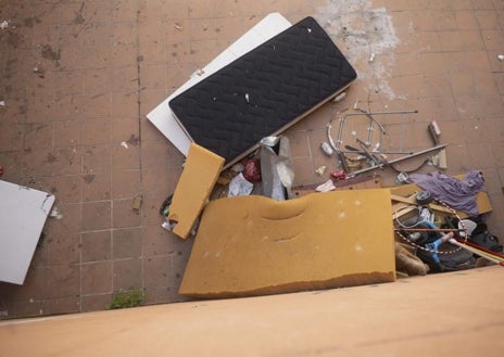 Imagen secundaria 1 - El edificio de Marcelo Usera, por fuera, pasa por un pequeño bloque de viviendas normal. Dentro, como se ve en el resto de imágenes, la realidad es muy distinta. No hay nada que no esté destrozado