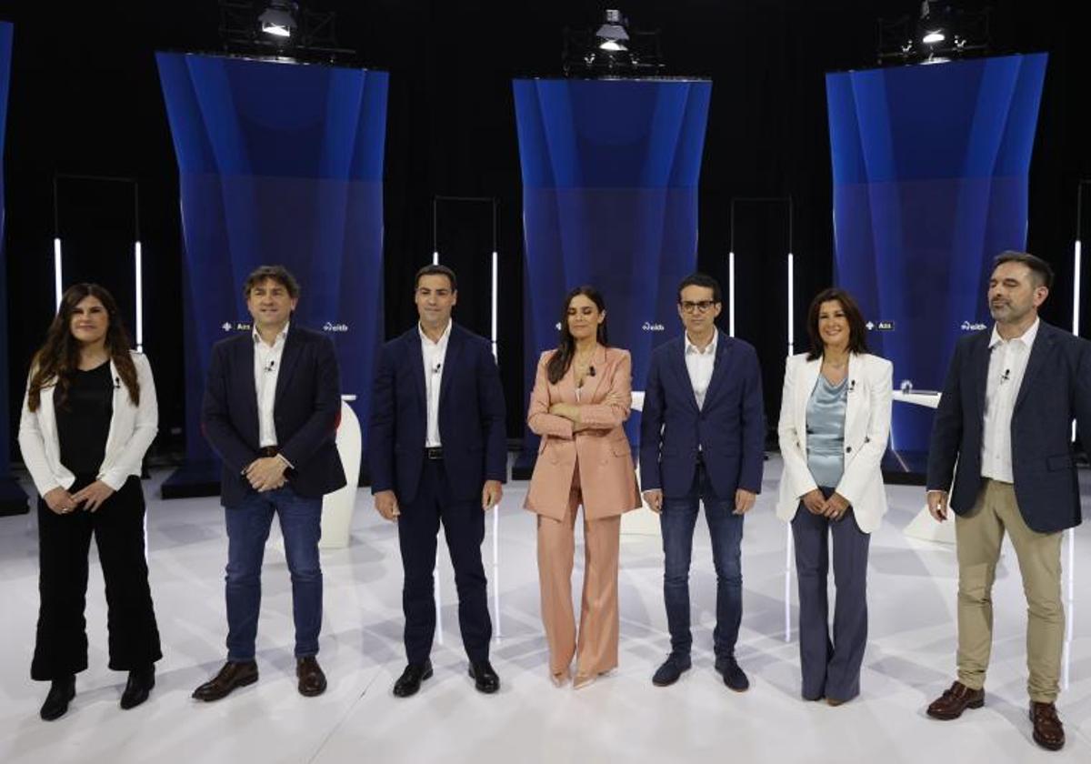 Miren Gorrotxategi (Podemos), Eneko Andueza (PSE), Imanol Pradales (PNV), la presentadora Nerea Reparaz, Pello Otxandiano (EH Bildu), Laura Garrido (PP) y Andeka Larrea (Sumar), durante el segundo gran debate televisado de cara a las próximas elecciones al Parlamento Vasco, este miércoles 10 de abril en el plató de ETB1, en Bilbao