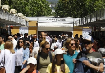 Ambiente de lujo en la Feria del Libro de Córdoba en un domingo pletórico