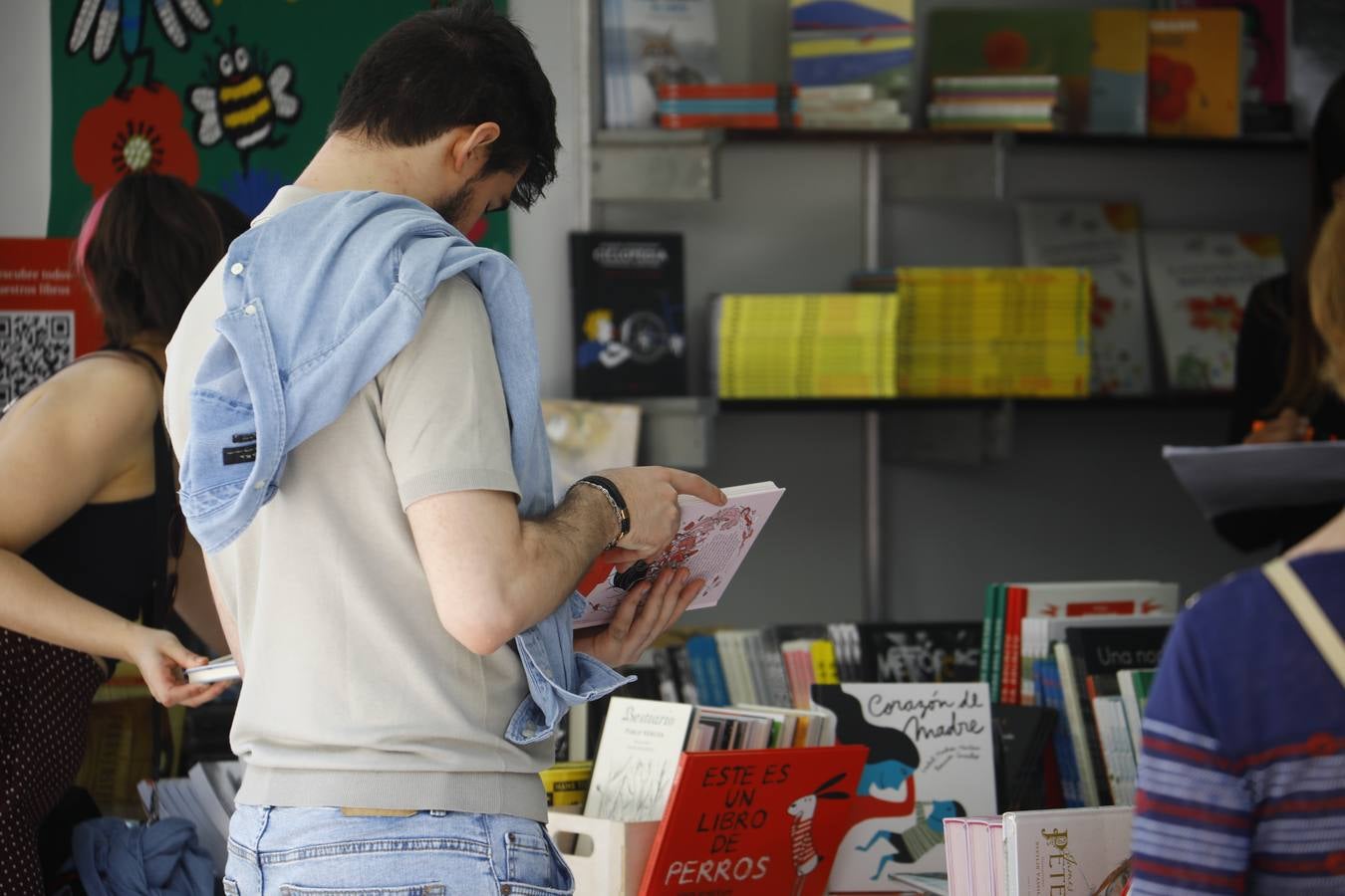 Las imágenes de la Feria del Libro de Córdoba en un domingo de gran ambiente