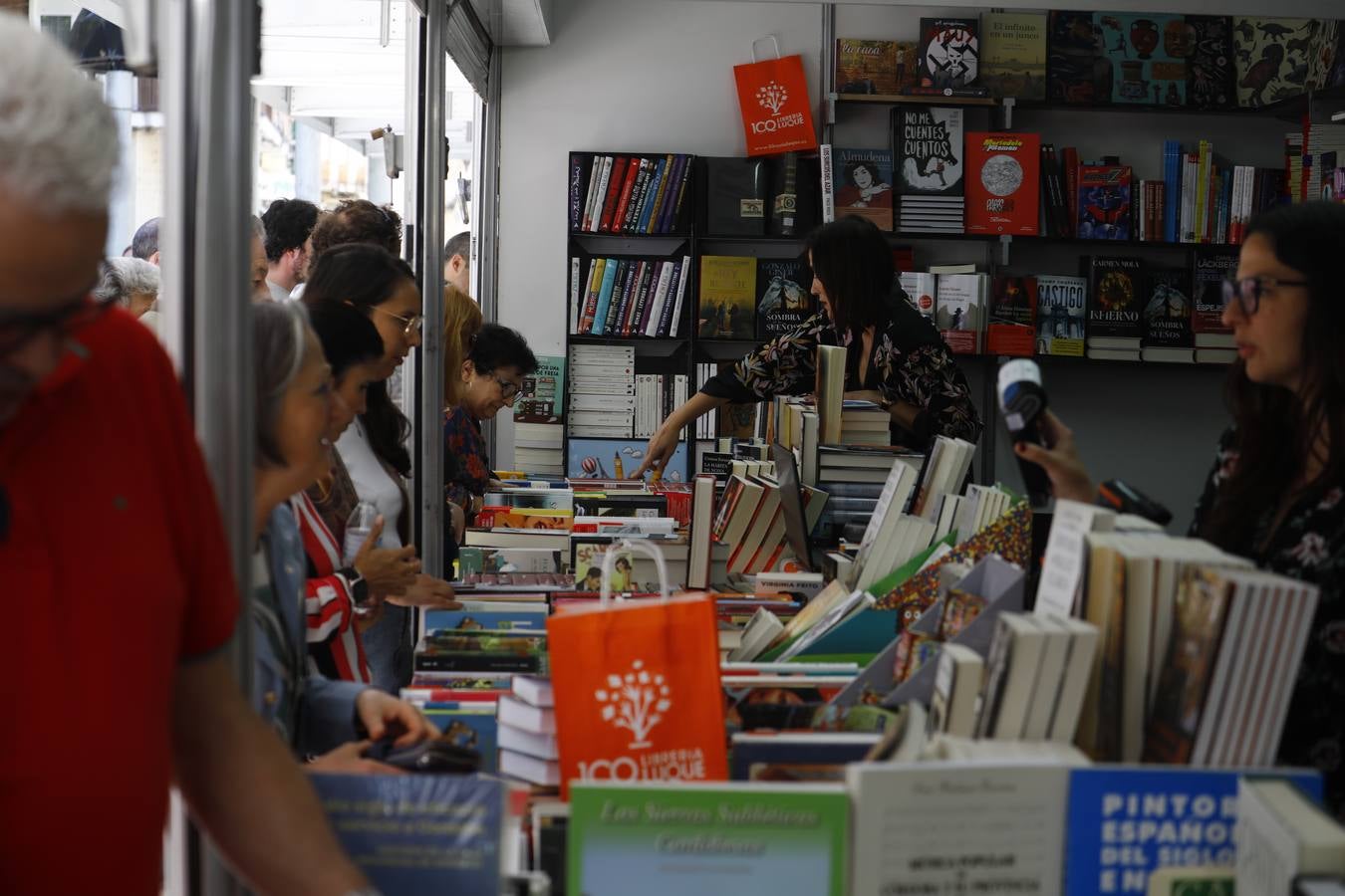 Las imágenes de la Feria del Libro de Córdoba en un domingo de gran ambiente