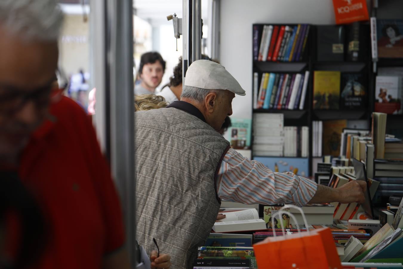 Las imágenes de la Feria del Libro de Córdoba en un domingo de gran ambiente