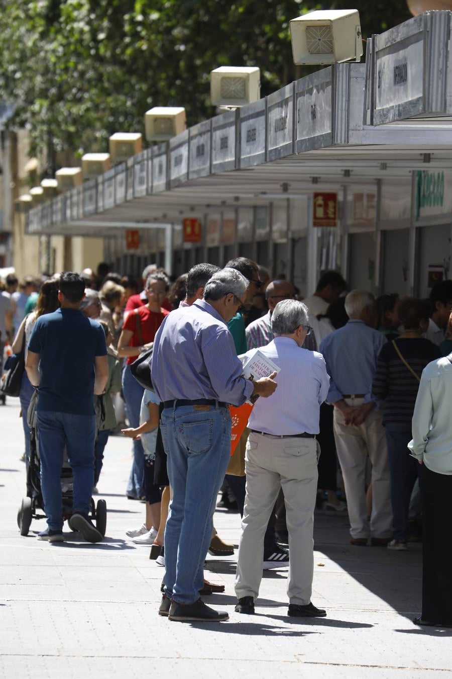 Las imágenes de la Feria del Libro de Córdoba en un domingo de gran ambiente