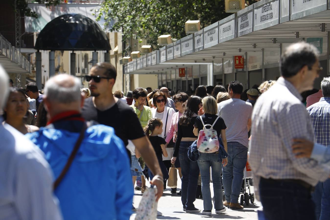 Las imágenes de la Feria del Libro de Córdoba en un domingo de gran ambiente