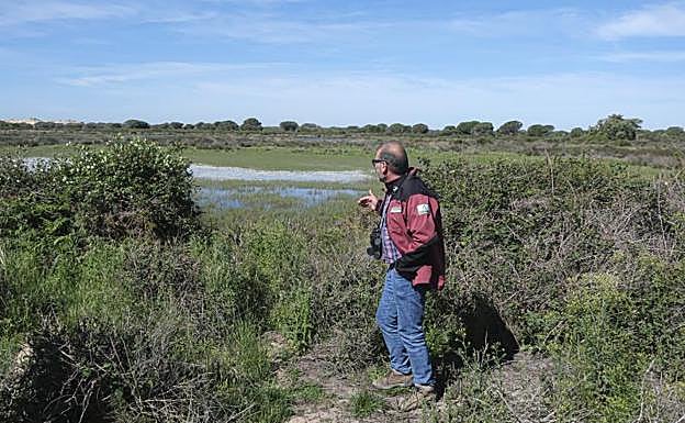 Juan Pedro Castellano, explicando la situación actual de la laguna Dulce