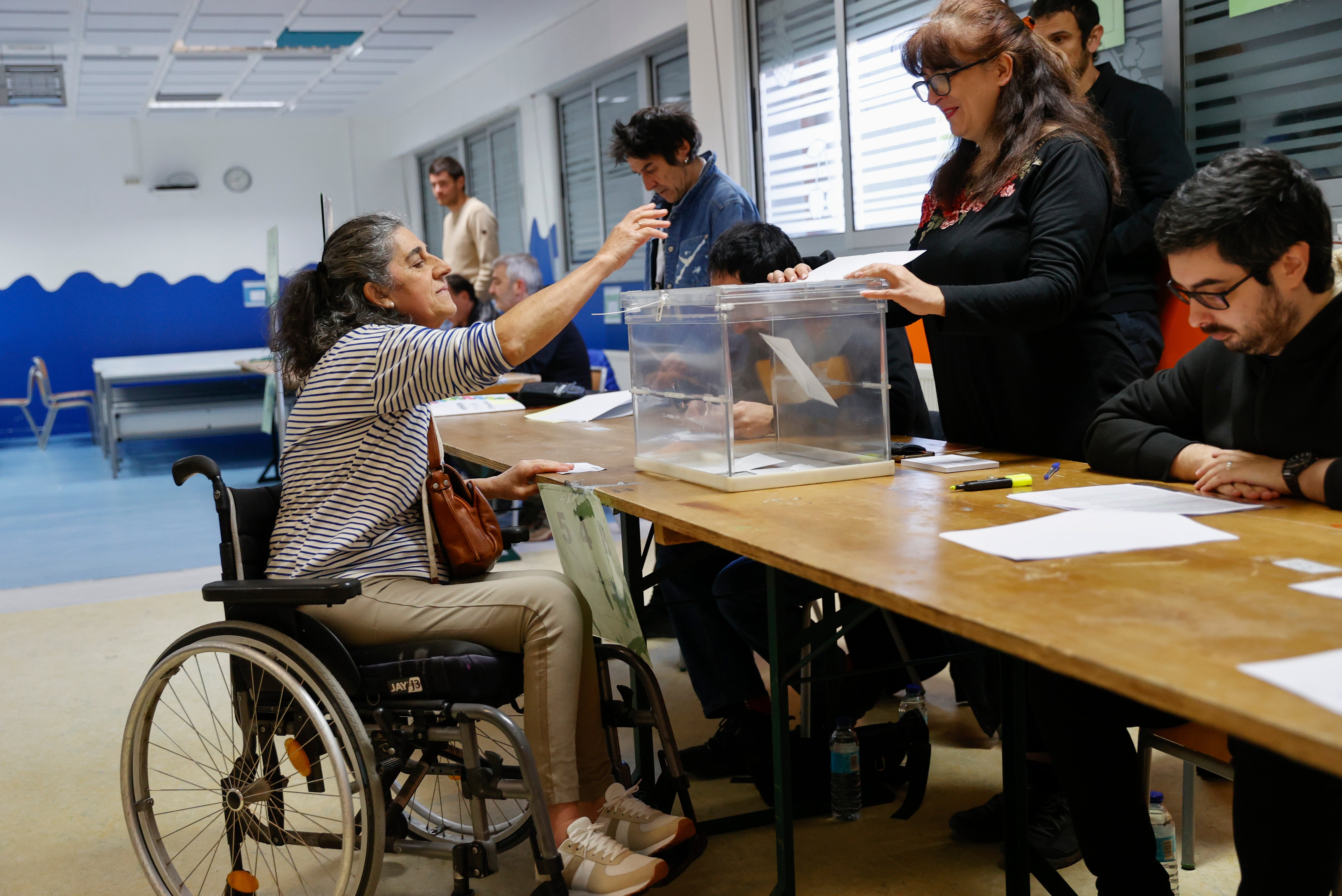 Una mujer ejerce su derecho a voto a primera hora de la mañana en Vizcaya
