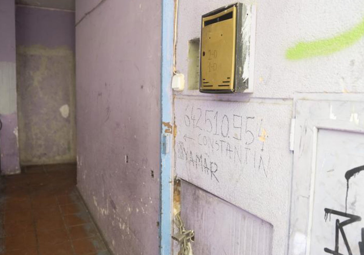 La pintada con el nombre de Constantino en la entrada del edificio okupado de Usera