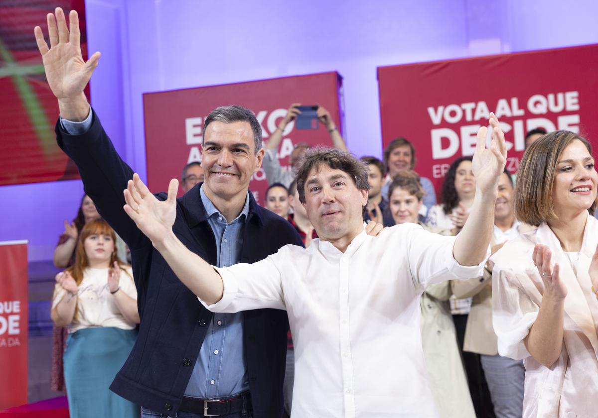 Pedro Sánchez y Eneko Andueza en un mitin de campaña del PSE